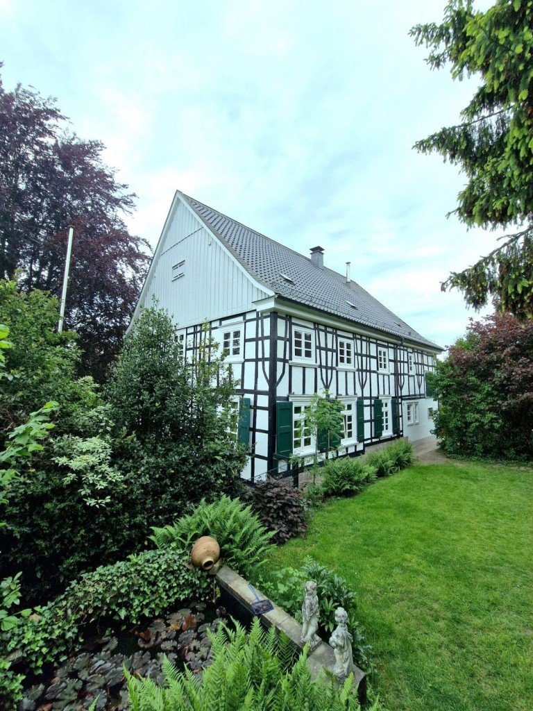  Wuppertal Mehrfamilienhaus Gro�z�giges 1-2 Familienhaus mit wundersch�nem Gartengrundst�ck , in familienfreundlicher Lage !